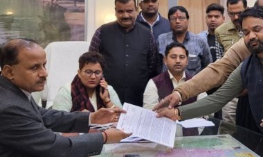 नजूल भूमि पर आरा मशीनें:हिंदू महासभा ने डीएम से की शिकायत, कब्जा हटाकर फायर स्टेशन या गौशाला बनाने की मांग