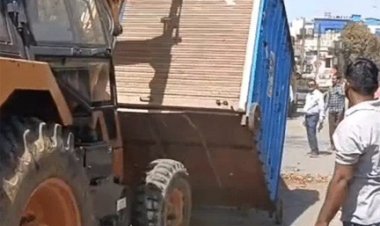 मौदहापारा में सालों से जमे कब्जों पर चला बुलडोजर