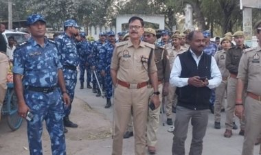 होली और ईद को लेकर भदोही में सुरक्षा कड़ी:RAF और स्थानीय पुलिस की संवेदनशील इलाकों में फ्लैग मार्च, अधिकारियों ने किया एरिया डोमिनेशन
