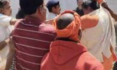 आपस में भिड़े कांग्रेस-भाजपा के कार्यकर्ता, मंत्री राजवाड़े के पति का फटा कुर्ता