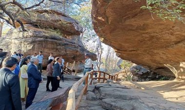 वित्त आयोग के अध्यक्ष एवं सदस्यों ने विश्व धरोहर भीम बैटका का किया भ्रमण