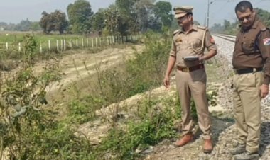 रेलवे ट्रैक के पास मिला अज्ञात शव:बस्ती में रामापुर के पास झाड़ियों में मिला, पहचान की कोशिश जारी