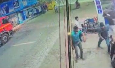 गाजियाबाद में पेट्रोल पंप पर मारपीट, VIDEO:ग्राहकों ने की कर्मचारी की पिटाई, पुलिस ने दर्ज किया मुकदमा