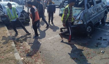 बरसाना होली से लौट रहे श्रद्धालुओं की कार का एक्सीडेंट:फिरोजाबाद में सिलेरियो ईको से टकराई, 2 की मौत, 14 घायल