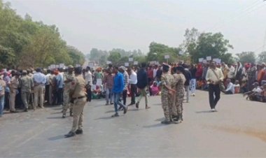 पानी की कमी के चलते किसानों ने किया चक्का जाम