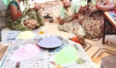 हर्बल गुलाल और घरेलू उत्पादों के माध्यम से दुर्गा स्वयं सहायता समूह की महिलाओं का आत्मनिर्भरता की ओर सशक्त कदम