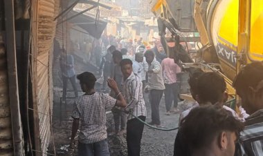 सलकनपुर धाम की दुकानों में लगी आग:मंदिर के पास 12 दुकानें जलकर राख; ढाई घंटों से बुझाने की कोशिश जारी