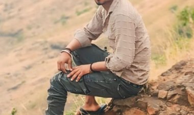 बदायूं में भूसे भरे ट्रक ने बाइक को मारी टक्कर:एक युवक की मौत, दो गंभीर घायल; बेंगलुरु से होली मनाने आए थे घर