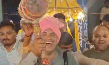 प्रयागराज में निकली अनूठी हथौड़ा बारात:दूल्हा बने हथौड़े का काजल लगाकर नजर उतारी, होली की शुरुआत
