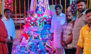 इंदौर की तिरुपति कॉलोनी में होलिका उत्सव:होलिका दहन के बाद प्रसाद वितरण हुआ, एक-दूसरों को रंग-गुलाल लगाया