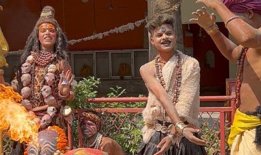 गायत्री आश्रम में हुआ होली मिलन समारोह:रंग-गुलाल से सराबोर हुए श्रद्धालु, फाग के गानों का आनंद लिया गया