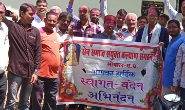 सेन महाराज का 76वां श्रृंगार दर्शन कार्यक्रम:समाज बंधुओं ने खेली फूलों की होली, 25 अप्रैल को मनेगी जयंती