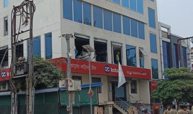 वाराणसी की महिंद्रा-कोटक बैंक में आग से हड़कंप:AC आउटडोर यूनिट में शार्टसर्किट, पुलिस ने खाली कराई बिल्डिंग