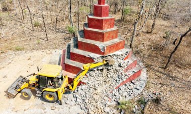 30 फीट के नक्सल स्मारक को जवानों ने किया ध्वस्त