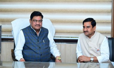 खाद्य मंत्री दयाल दास बघेल की केन्द्रीय राज्य मंत्री तोखन साहू से मुलाकात