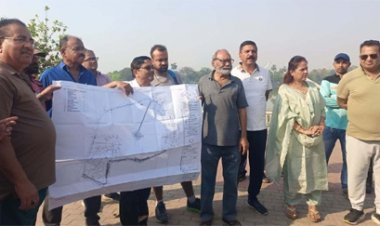 बूढ़ातालाब में बन रहे चौपाटी का निरीक्षण करने पहुंची महापौर