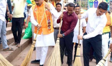 ओंकारेश्वर में कल से प्लास्टिक पर प्रतिबंध:मंत्री-विधायक ने घाटों पर लगाई झाड़ू, 30 जून तक चलेगा जल गंगा संवर्धन अभियान