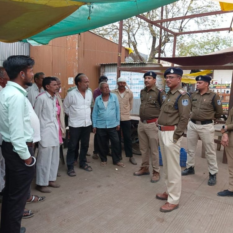देवास में पुलिस-जनता संवाद का नया मॉडल:एक दिन में लगी 11 पुलिस चौपाल; 320 लोगों से की समस्याओं पर चर्चा