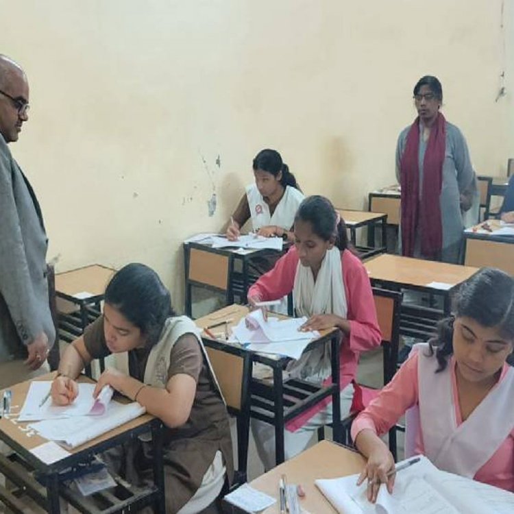 यूपी बोर्ड एग्जाम में डीएम ने पकड़ी लापरवाही:स्कूल के अंदर प्रबंधक की खड़ी मिली बिना नंबर की कार; पुलिस कर्मी मिले नदारद