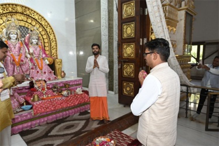बजट प्रस्तुत करने के पूर्व वित्त मंत्री ओपी चौधरी पहुंचे श्रीराम मंदिर, की पूजा-अर्चना