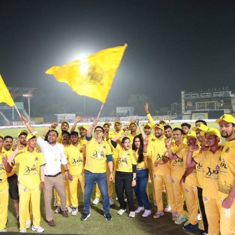 KPL में दूधिया रोशनी से नहाया ग्रीनपार्क:चौके-छक्कों पर स्टेडियम में चियर लीडर ने लगाए ठुमके, देखे इन फोटो गैलरी में स्टेडियम का नजारा