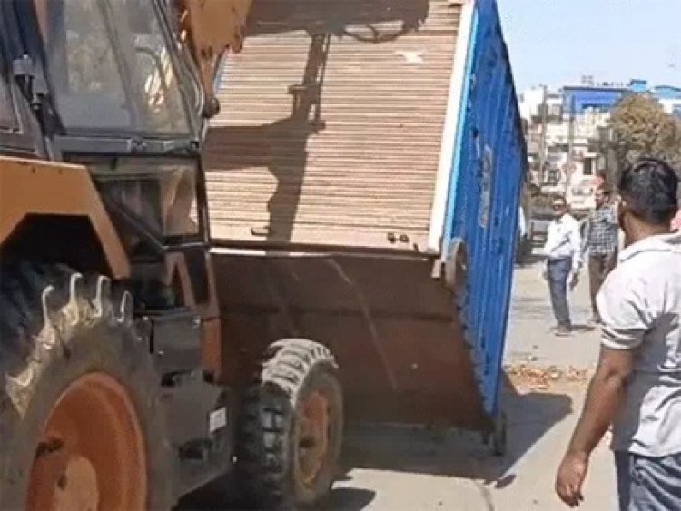 मौदहापारा में सालों से जमे कब्जों पर चला बुलडोजर