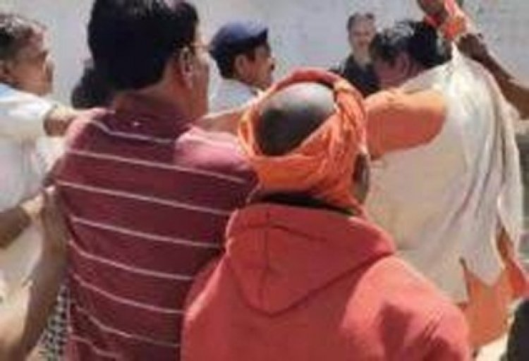 आपस में भिड़े कांग्रेस-भाजपा के कार्यकर्ता, मंत्री राजवाड़े के पति का फटा कुर्ता