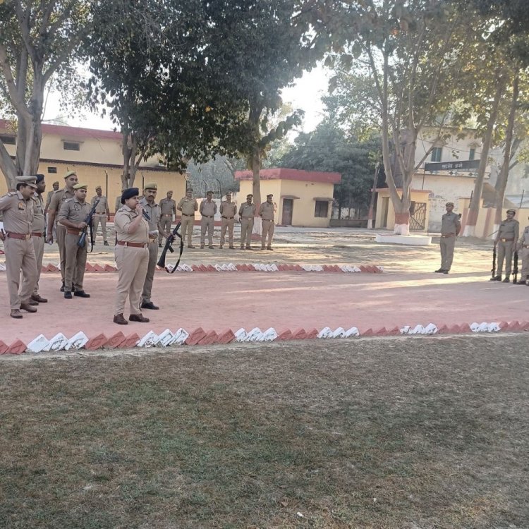 एसपी ने पुलिस लाइन का निरीक्षण किया:अमेठी में परेड की सलामी ली, पुलिसकर्मियों को दौड़ और ड्रिल करवाई