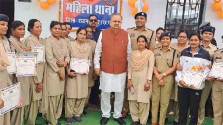 महिला दिवस पर डॉ. रमन सिंह ने फीता काटकर नए महिला थाना का शुभारंभ किया
