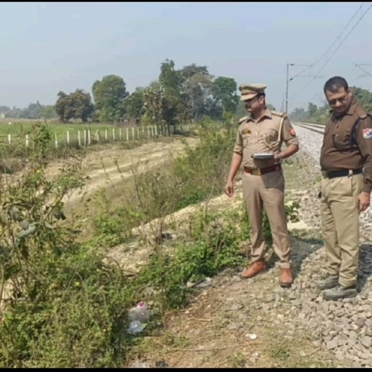 रेलवे ट्रैक के पास मिला अज्ञात शव:बस्ती में रामापुर के पास झाड़ियों में मिला, पहचान की कोशिश जारी