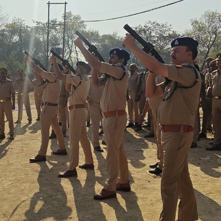 होली से पहले पुलिस की तैयारी:चंदौली में दंगा नियंत्रण का विशेष प्रशिक्षण, टियर गैस से लेकर रबर बुलेट तक का अभ्यास