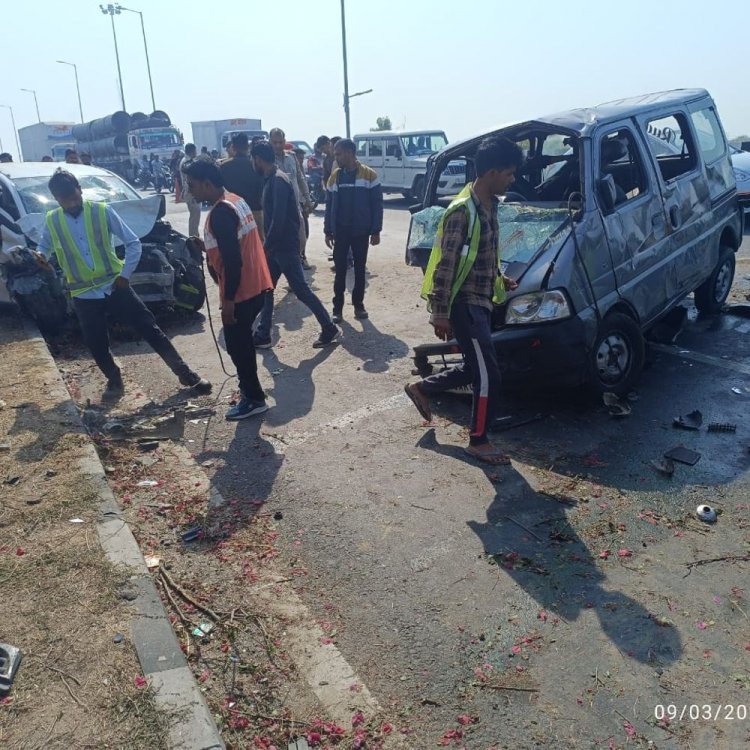 बरसाना होली से लौट रहे श्रद्धालुओं की कार का एक्सीडेंट:फिरोजाबाद में सिलेरियो ईको से टकराई, 2 की मौत, 14 घायल