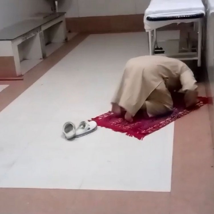 जिला अस्पताल में नमाज पढ़ने का VIDEO:जमीन पर दरी बिछाकर पढ़ी नमाज, हिंदू संगठनों ने किया विरोध