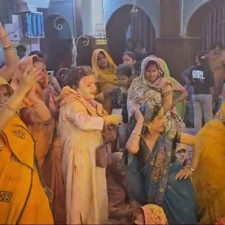 राधाबल्लभ मंदिर में रंगीली होली का उत्सव:ठाकुर जी के साथ खेली फूलों और गुलाल की होली, 5 क्विंटल फूल से सजा बंगला