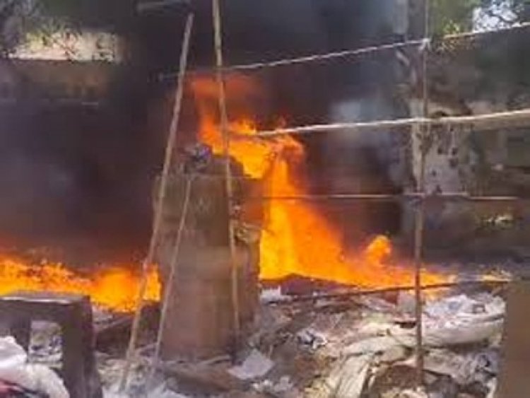 पुराने नगर निगम बिल्डिंग के मलबे में लगी आग