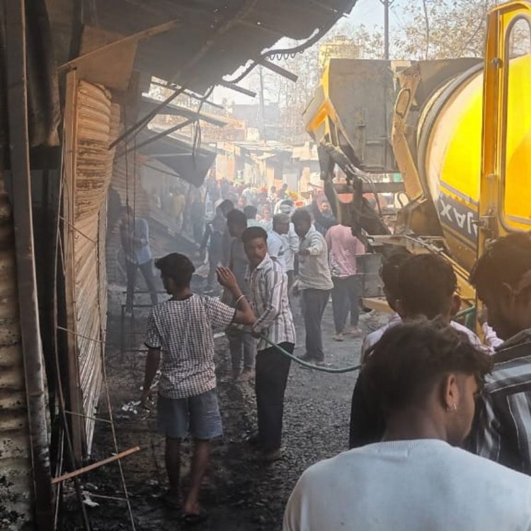 सलकनपुर धाम की दुकानों में लगी आग:मंदिर के पास 12 दुकानें जलकर राख; ढाई घंटों से बुझाने की कोशिश जारी