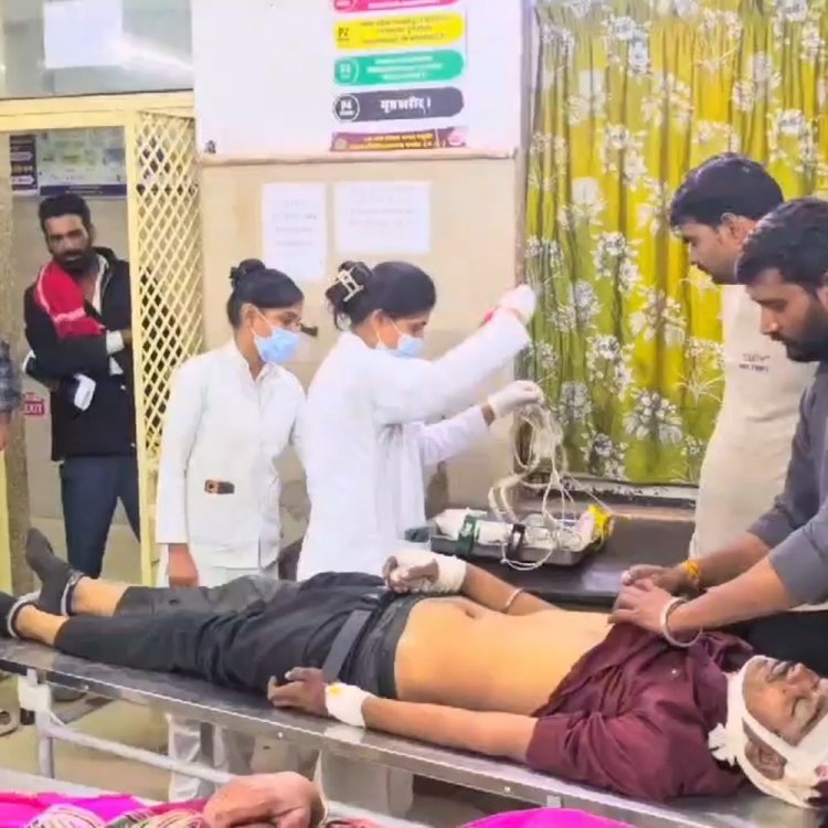 शराब से भरी पिकअप ने बाइक को मारी टक्कर:2 युवकों की मौत, दमोह-कुंडलपुर मार्ग पर हुआ हादसा