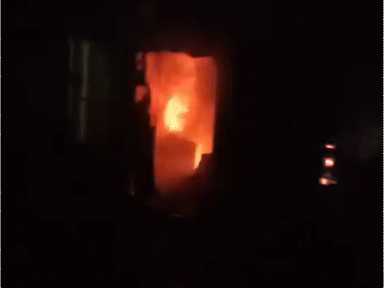 दिनारा में बेकरी में लगी आग, लाखों का हुआ नुकसान:पुलिस को गश्त के दौरान दिखा धुआं; तीन घंटों में पाया काबू