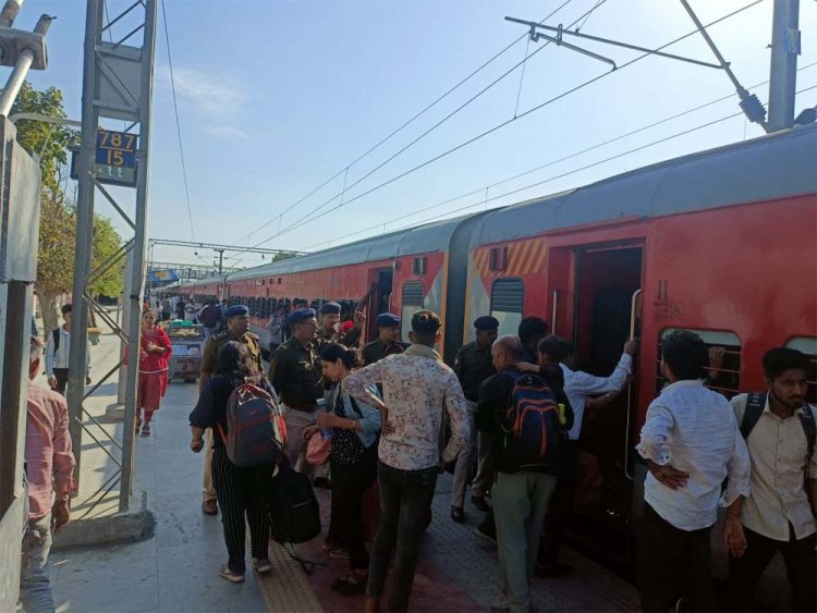 रेलवे के प्रमुख रेलवे स्टेशनों पर अतिरिक्त संख्या में रेलवे सुरक्षा बल के साथ साथ रेलवे सुरक्षा विशेष बल के जवान तैनात हुए