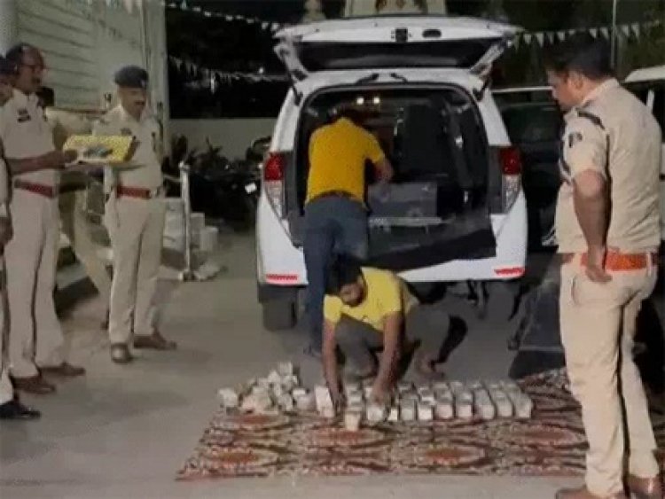 रायपुर में चेकिंग के दौरान पुलिस ने इनोवा कार से 1.66 करोड़ कैश बरामद किया