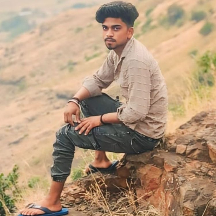 बदायूं में भूसे भरे ट्रक ने बाइक को मारी टक्कर:एक युवक की मौत, दो गंभीर घायल; बेंगलुरु से होली मनाने आए थे घर