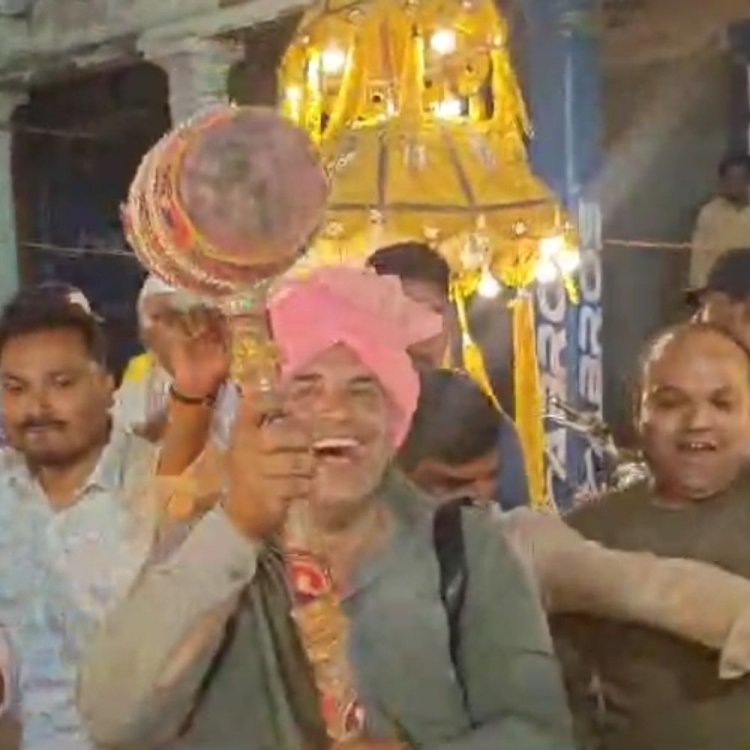 प्रयागराज में निकली अनूठी हथौड़ा बारात:दूल्हा बने हथौड़े का काजल लगाकर नजर उतारी, होली की शुरुआत