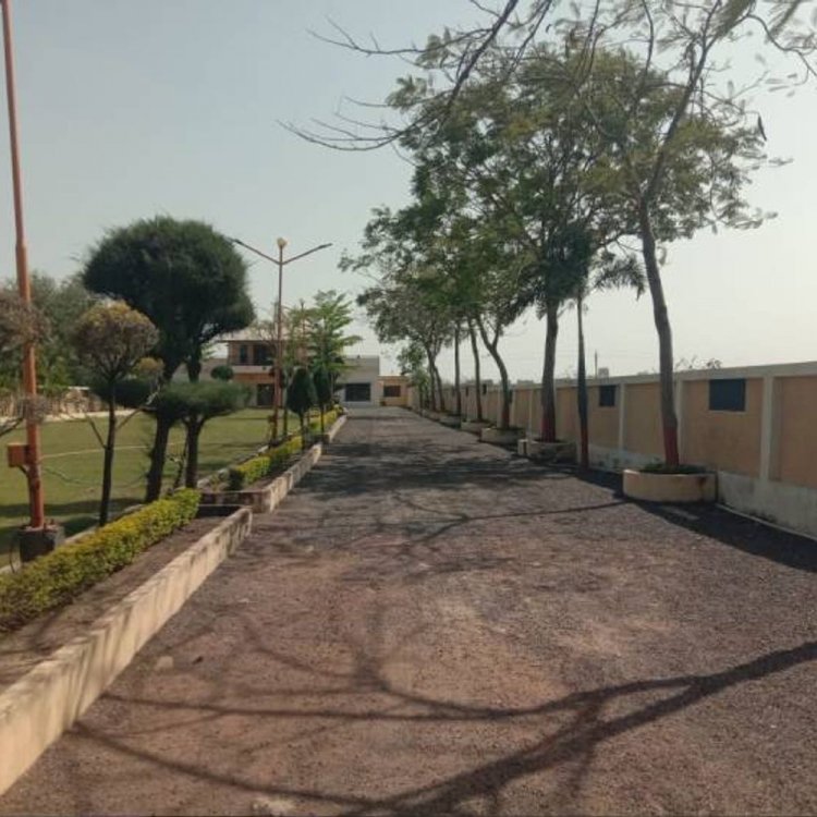 ट्रक की टक्कर से युवक की मौत:सड़क पर घिसटने से बाइक में लगी आग, फायर ब्रिगेड पहुचंने से पहले जलकर राख