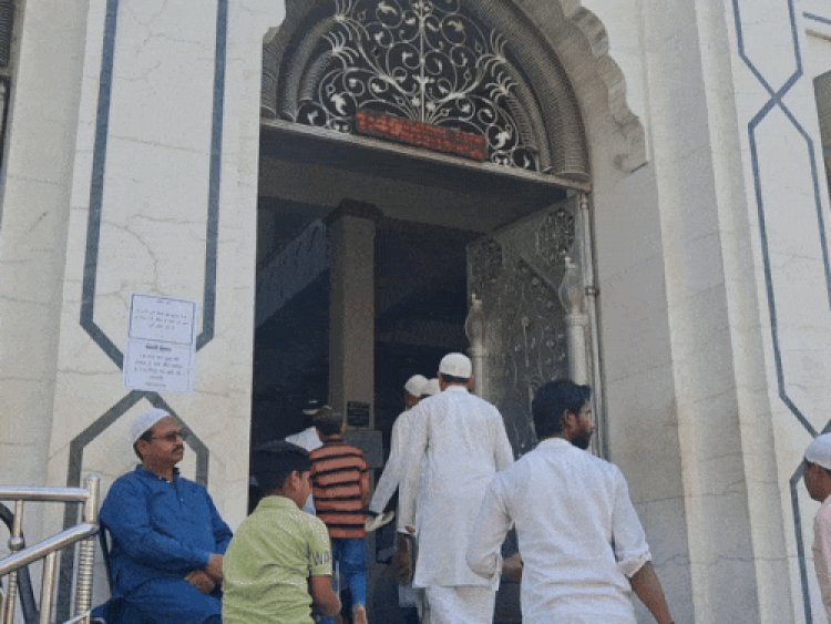 वाराणसी में जुमा मस्जिदों में पहुंचने लगे नमाजी:सुरक्षा के इंतजाम सख्त, होली के दिन एक घंटे देरी से शुरू होगी नमाज