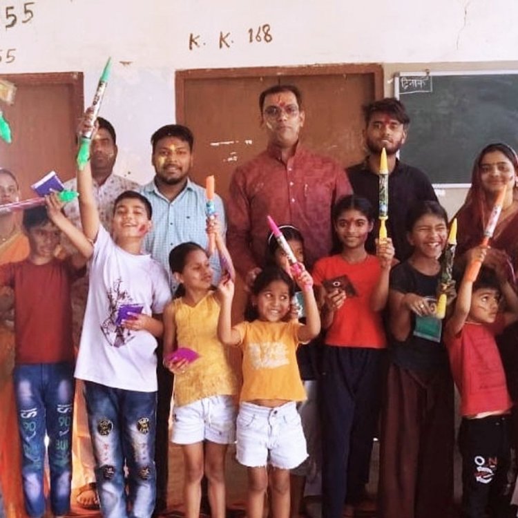 मातृभूमि संस्था ने बच्चों को बांटी होली सामग्री:रंग-गुलाल से खिले सेवा भारती के मासूमों के चेहरे