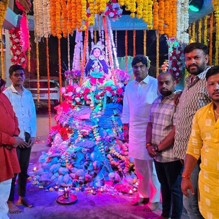 इंदौर की तिरुपति कॉलोनी में होलिका उत्सव:होलिका दहन के बाद प्रसाद वितरण हुआ, एक-दूसरों को रंग-गुलाल लगाया