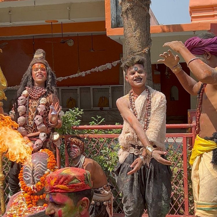 गायत्री आश्रम में हुआ होली मिलन समारोह:रंग-गुलाल से सराबोर हुए श्रद्धालु, फाग के गानों का आनंद लिया गया