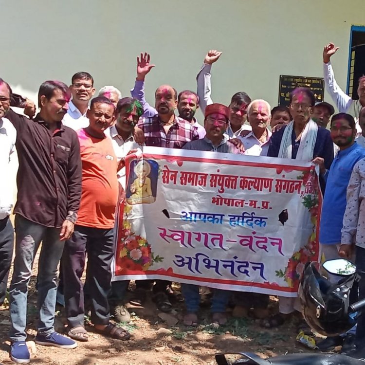 सेन महाराज का 76वां श्रृंगार दर्शन कार्यक्रम:समाज बंधुओं ने खेली फूलों की होली, 25 अप्रैल को मनेगी जयंती