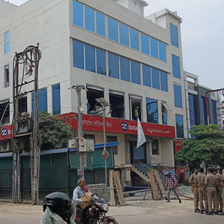 वाराणसी की महिंद्रा-कोटक बैंक में आग से हड़कंप:AC आउटडोर यूनिट में शार्टसर्किट, पुलिस ने खाली कराई बिल्डिंग