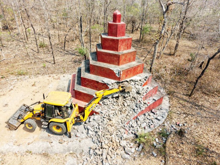 30 फीट के नक्सल स्मारक को जवानों ने किया ध्वस्त